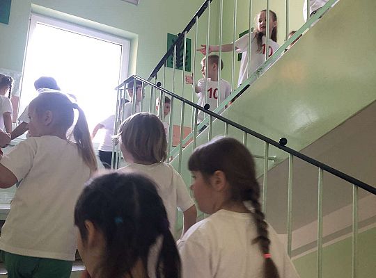 Dzieci idą korytarzami szkoły