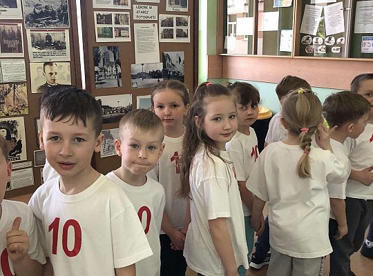 Dzieci idą korytarzami szkoły