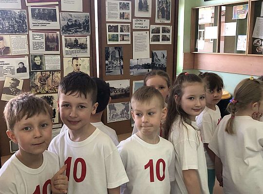 Dzieci idą korytarzami szkoły