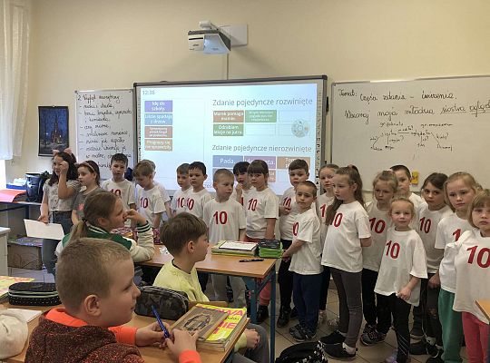 Dzieci w pracowni j.polskiego