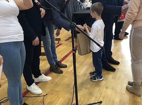 Chłopiec odbiera nagrodę