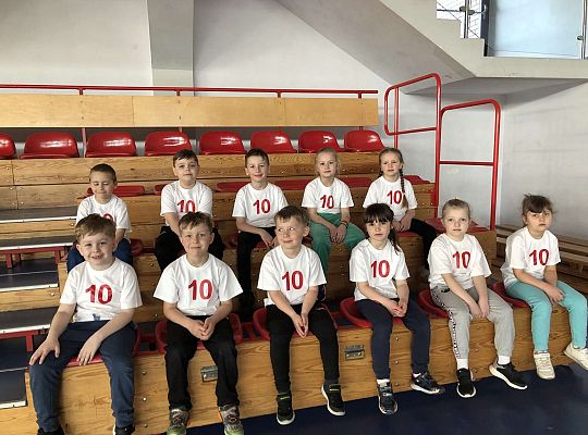 Grupa dzieci na trybunach