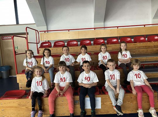 Grupa dzieci na trybunach