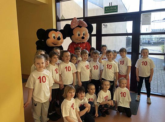 Grupa dzieci z Myszką Miki