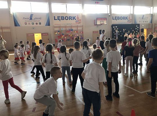Dzieci tańczą