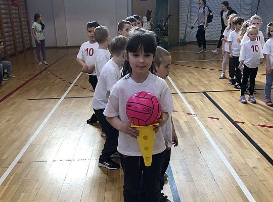 Dzieci stoją w rzędzie