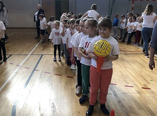 Dzieci stoją w rzędzie