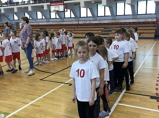 Dzieci stoją w rzędzie