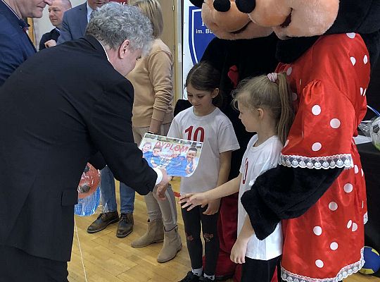 Dzieci odbierają nagrodę