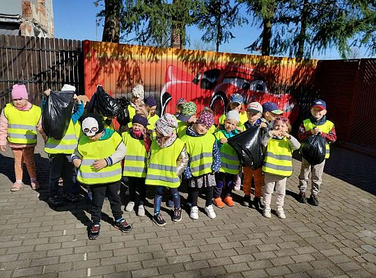 Grupa dzieci biorących udział w akcji