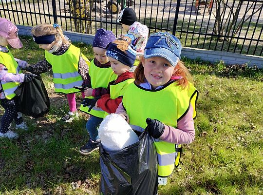 Dzieci sprzątają