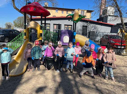 Grupa dzieci biorących udział w akcji