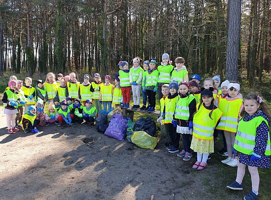Grupa dzieci biorących udział w akcji