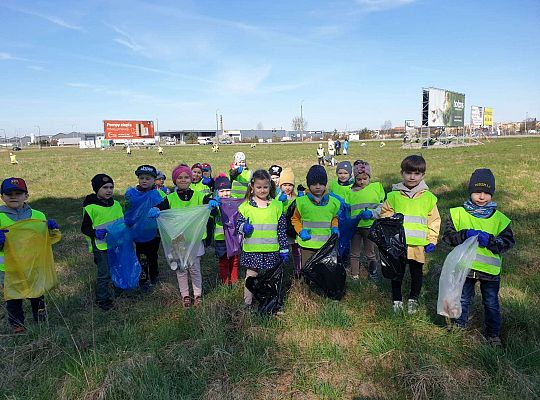 Grupa dzieci biorących udział w akcji