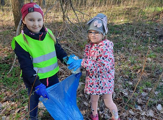 Dzieci sprzątają