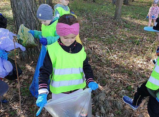 Dzieci sprzątają