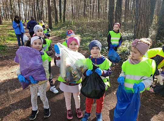 Dzieci sprzątają