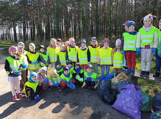 Grupa dzieci biorących udział w akcji