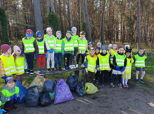 Grupa dzieci biorących udział w akcji