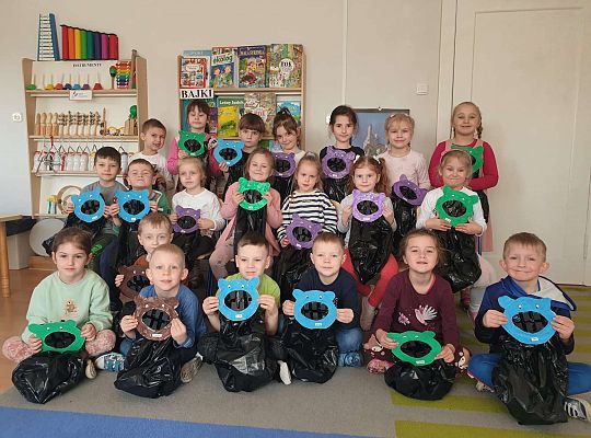 Grupa dzieci ze swoimi pracami plastycznymi