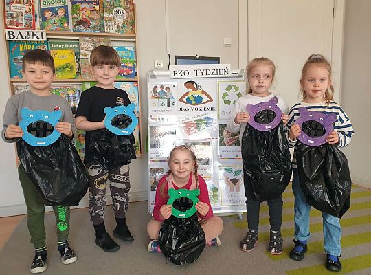 dzieci ze swoimi pracami plastycznymi