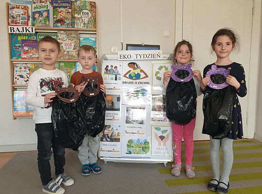 dzieci ze swoimi pracami plastycznymi