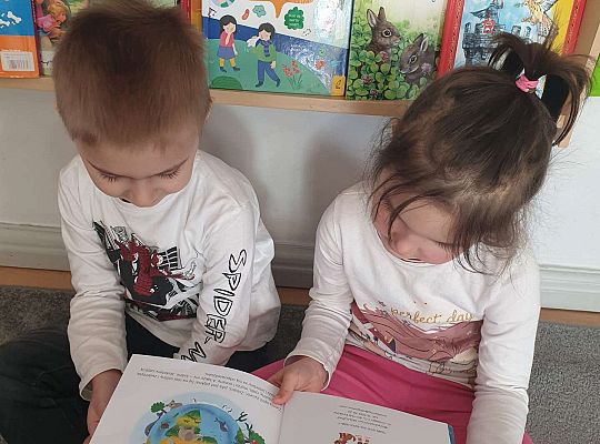 Dzieci oglądają książkę