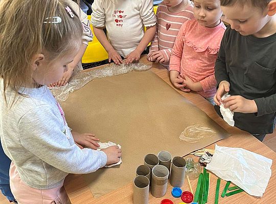Dzieci wykonują wspólnie eko - pracę plastyczną