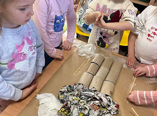 Dzieci wykonują wspólnie eko - pracę plastyczną