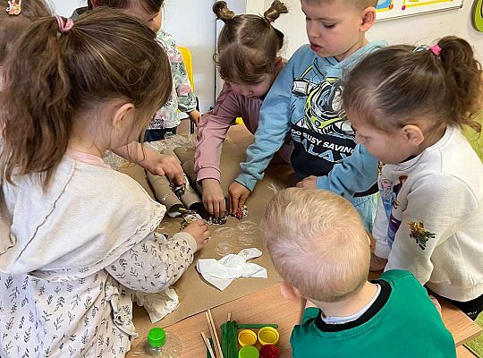 Dzieci wykonują wspólnie eko - pracę plastyczną