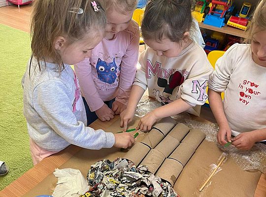 Dzieci wykonują wspólnie eko - pracę plastyczną
