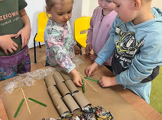Dzieci wykonują wspólnie eko - pracę plastyczną