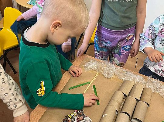 Dzieci wykonują wspólnie eko - pracę plastyczną