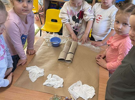 Dzieci wykonują wspólnie eko - pracę plastyczną