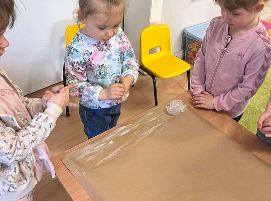 Dzieci wykonują wspólnie eko - pracę plastyczną