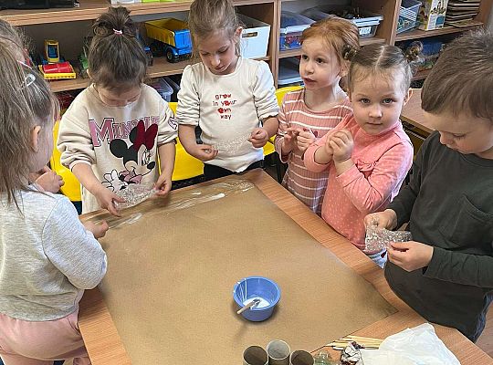 Dzieci wykonują wspólnie eko - pracę plastyczną