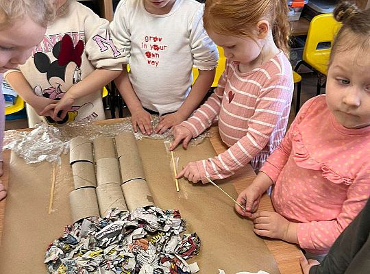 Dzieci wykonują wspólnie eko - pracę plastyczną