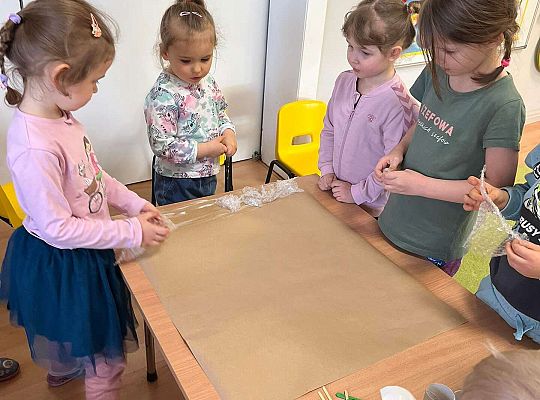 Dzieci wykonują wspólnie eko - pracę plastyczną