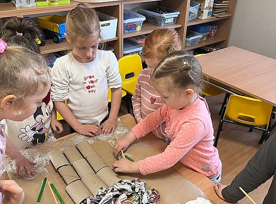 Dzieci wykonują wspólnie eko - pracę plastyczną