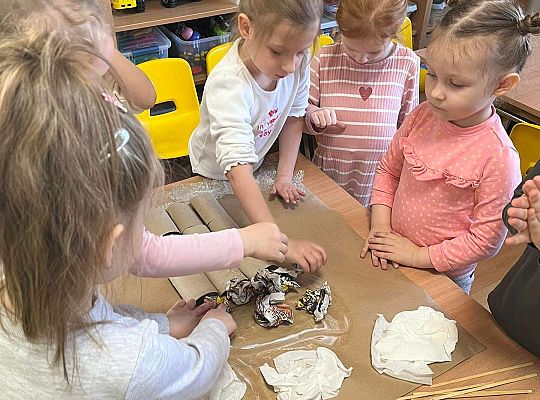 Dzieci wykonują wspólnie eko - pracę plastyczną