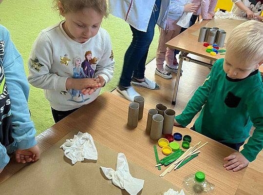 Dzieci wykonują wspólnie eko - pracę plastyczną
