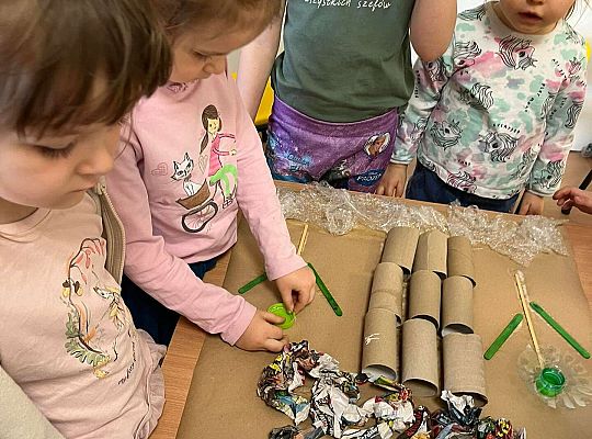 Dzieci wykonują wspólnie eko - pracę plastyczną