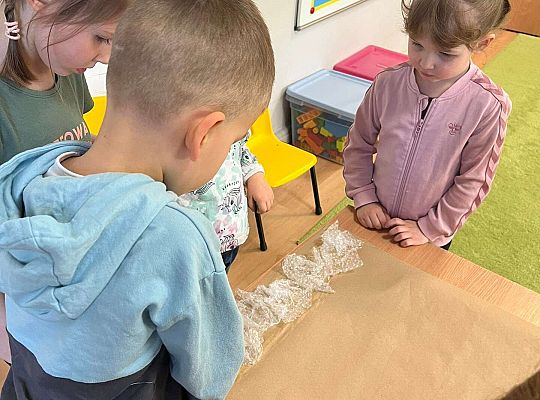 Dzieci wykonują wspólnie eko - pracę plastyczną