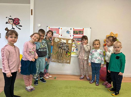 Grupa dzieci pokazuje swoją pracę