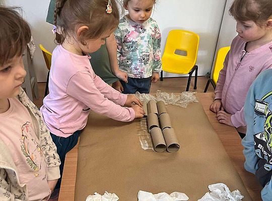 Dzieci wykonują wspólnie eko - pracę plastyczną