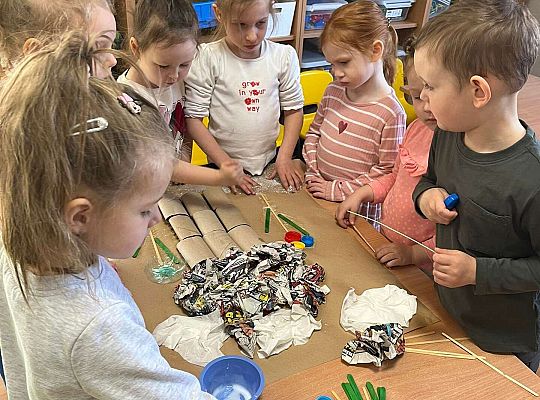 Dzieci wykonują wspólnie eko - pracę plastyczną