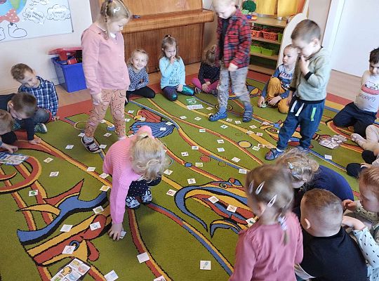 Dzieci uczą się segregować śmieci