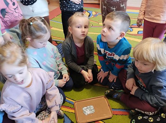 Dzieci robią kartkę