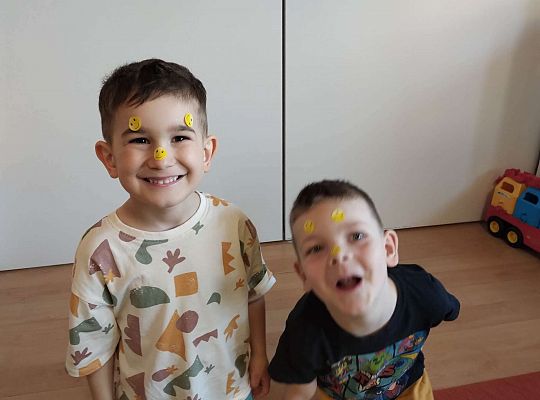 Chłopcy z naklejkowymi nagrodami