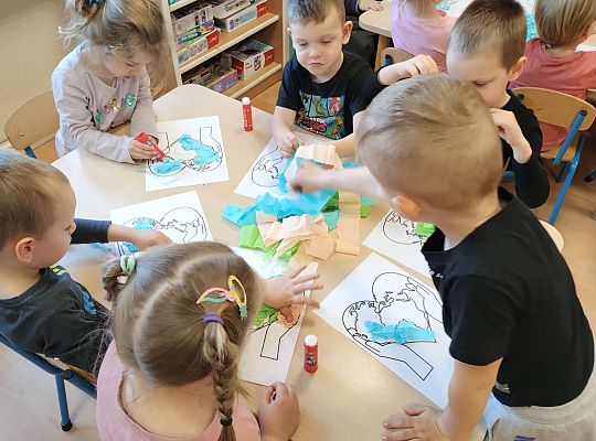 Dzieci wykonują pracę plastyczną